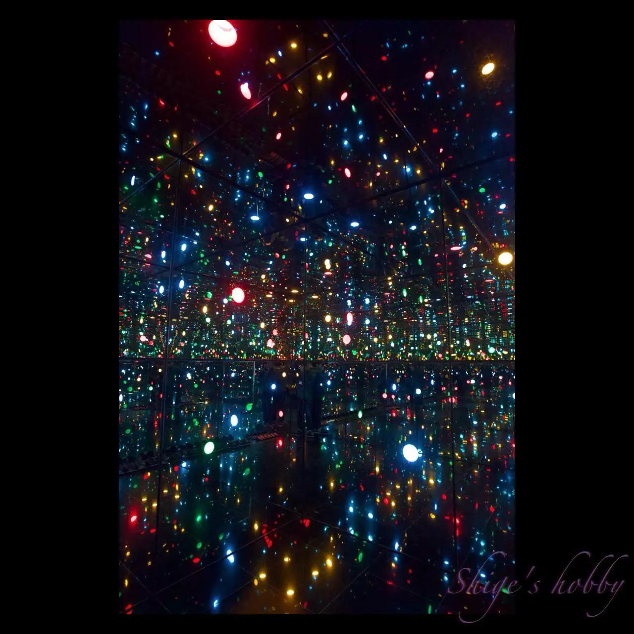 草間彌生《無限の鏡の間─心の中の幻》